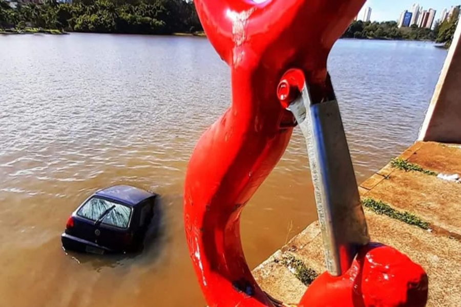 Veículo é guinchado após cair no Lago Igapó em Londrina