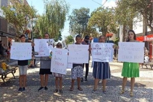 Alunos e familiares protestam contra mudança do Ceebja em Cambé