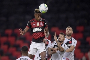 Flamengo vence Vasco no Maracanã e cola no líder Inter