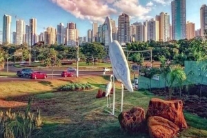 Moradores pedem devolução de escultura de garça furtada em Londrina