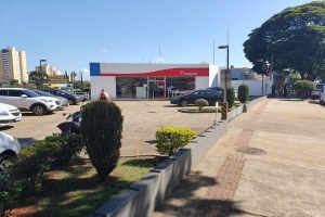 Dupla armada rouba R$ 15 mil e carro de cliente em agência bancária de Londrina