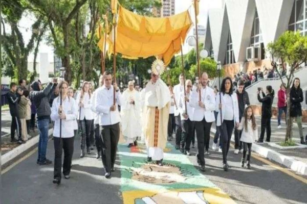 Paróquias de Londrina celebram Corpus Christi com missas e procissões