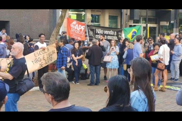 Em Londrina, professores e alunos protestam contra aprovação de projeto que terceiriza colégios