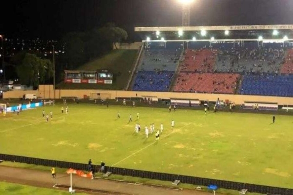 Jogadores e torcedores reclamam da situação do gramado do Estádio do Café