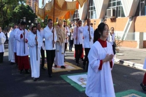 Celebração de Corpus Christi reúne milhares de fiéis no Centro de Londrina