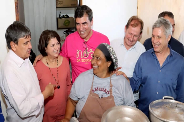Ministros visitam projeto que fornece refeição para pessoas carentes