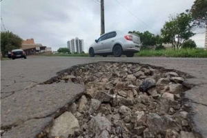 Crateras avançam pelas ruas de Londrina mais rápido que serviço de tapa-buracos