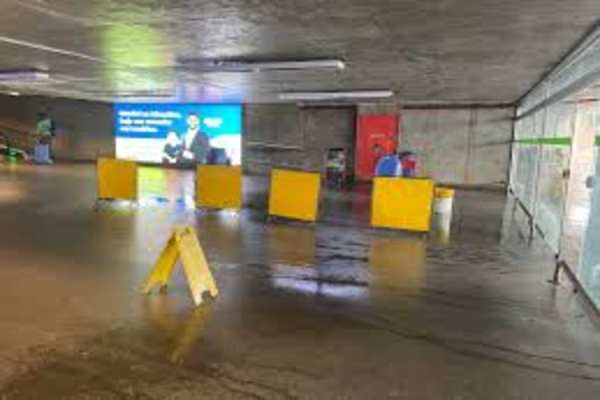 Mesmo sem chuva, Terminal Rodoviário de Londrina segue pingando