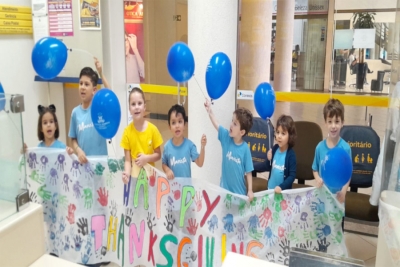 Estudantes de Londrina presenteiam trabalhadores dos Correios