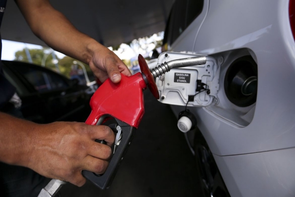 Preço da gasolina sobe 0,37% após três semanas seguidas de queda, segundo ANP