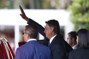 Bolsonaro diz que governo suspendeu compra de seringas até que preços &#039;voltem à normalidade&#039;