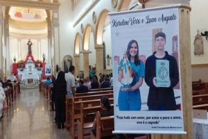 Missa em homenagem a Karoline e Luan reúne multidão na Paróquia Santo Antônio