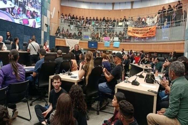 Entidades sociais lotam Câmara de Londrina em protesto contra corte de R$ 17 milhões na Assistência Social