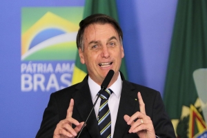 Bolsonaro sanciona lei que dispensa reembolso por cancelamento de eventos.