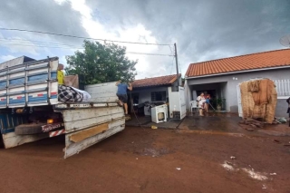 Temporal deixa 250 famílias desabrigadas após rio transbordar e inundar seis bairros em Bandeirantes