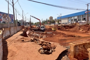 Empreiteira curitibana culpa &#039;falta de mão de obra&#039; por lentidão em obra na Leste Oeste, em Londrina