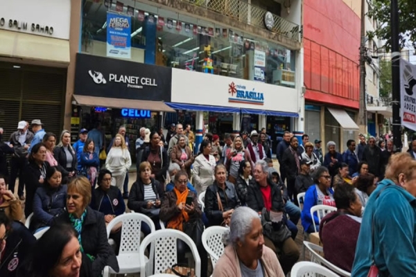 Servidores estaduais protestam em Londrina por reajuste da data-base