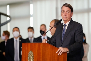 Bolsonaro fala em estender auxílio emergencial até o final do ano