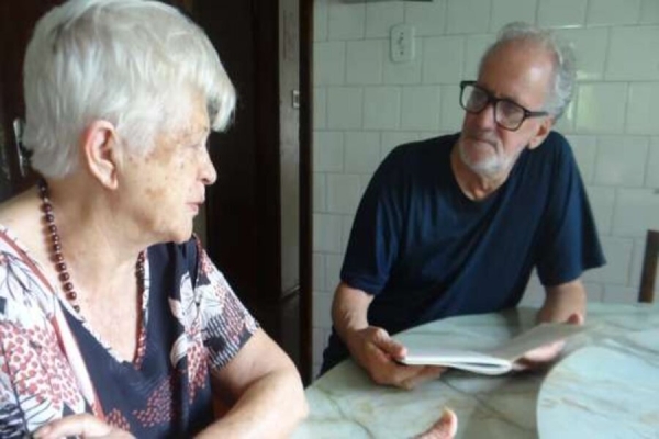 Autor platinense lança obra e lê para professora que já não pode enxergar
