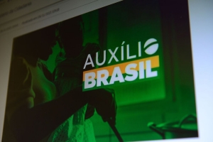 Beneficiários do Auxílio Brasil com NIS final 4 recebem nesta quarta