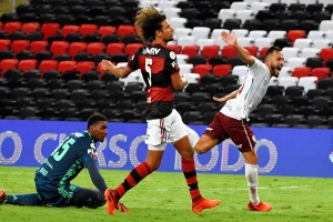 Com gol no fim, Fluminense vence Flamengo no Maracanã