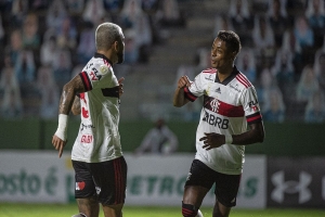 Flamengo vence Goiás e enfrenta Palmeiras na quinta-feira