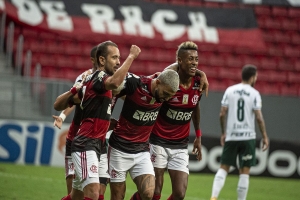 Flamengo vence Palmeiras e segue na luta pelo título