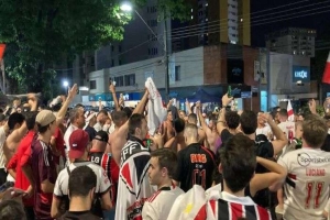 São-paulinos de Londrina comemoram título da Copa do Brasil na avenida Higienópolis