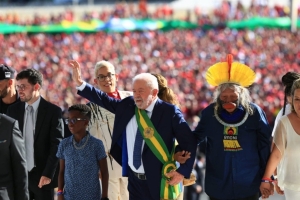 Lula toma posse e representantes do povo passam faixa