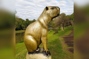 Estátua de capivara do Parque Arthur Thomas ganha nome de Capitu