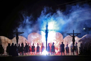 Emocionante Espetáculo da Paixão de Cristo Cativa o Público no Conjunto Lindóia