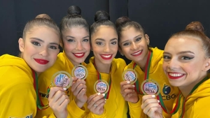 Com londrinenses, Brasil leva ouro inédito em etapa da Copa do Mundo de GR