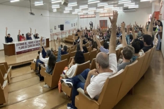 Professores da UEL aprovam assembleia para votar possível greve