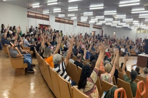 Professores da UEL aprovam greve com início a partir de segunda-feira