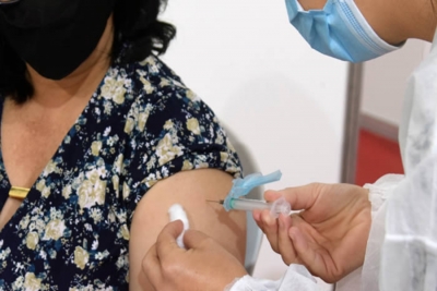 Metade dos paranaenses não atualizou as vacinas contra a covid-19