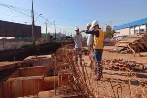 Empreiteira quer empurrar entrega do viaduto da Leste Oeste para janeiro de 2024