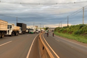 Caminhoneiros mantêm mobilização em Londrina contra política de preços da Petrobras