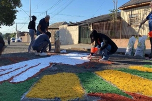 Ruas da Vila Nova de Londrina são enfeitadas para a procissão de Corpus Christi no Santuário