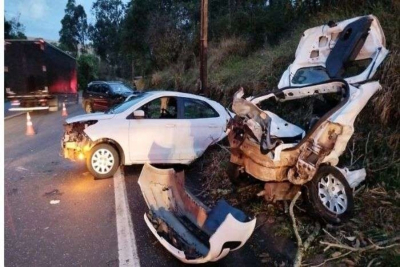 Carro parte ao meio e passageira morre em colisão frontal na BR-376