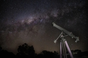 Evento gratuito em Londrina promove observação da Lua e de Saturno com telescópios