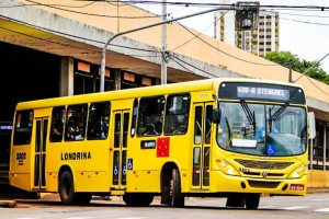 Trabalhadores do transporte coletivo TCGL e TIL fazem protesto em Londrina