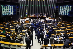 Veja lista dos deputados que já assinaram a PEC pelo fim da escala 6×1