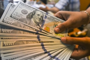 Dólar cai no dia, mas fecha setembro com alta de 2,52%