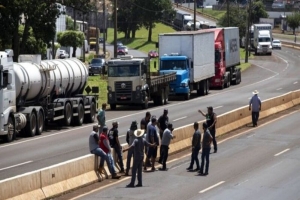 Caminhoneiros e motoristas de aplicativos protestam em Londrina contra alta dos combustíveis