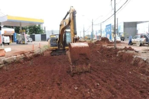 Obra da trincheira interdita novo trecho da avenida Rio Branco