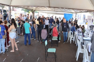 Feira de serviços gratuitos atende mais de 10 mil pessoas em Londrina