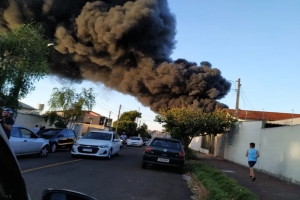 Londrina: Incêndio de grandes proporções atinge garagem da TCGL