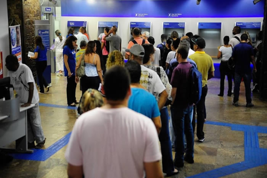 Procon de Londrina fiscaliza tempo de espera nas agências bancárias