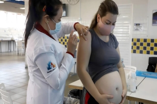 Londrina libera vacina bivalente para 60 anos, grávidas e puérperas