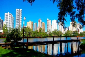 Semana começa com sol e céu azul em Londrina